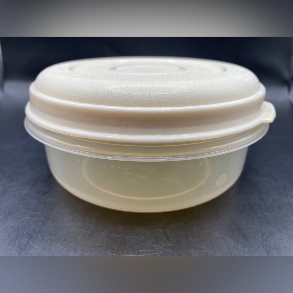 Rubbermaid Servin' Saver Almond Lid #2 Round 1.8 Pt, 4 Available,Price per Piece